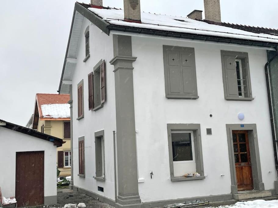 Charmante Maison Mitoyenne Broc Exterior photo