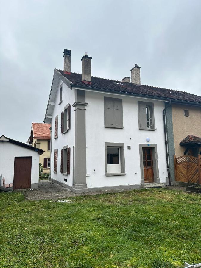 Charmante Maison Mitoyenne Broc Exterior photo